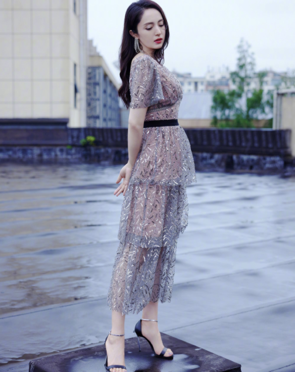 高跟鞋十分从容不迫地摆着拍照姿势,脚踝处十分纤细,照片中,董璇披散