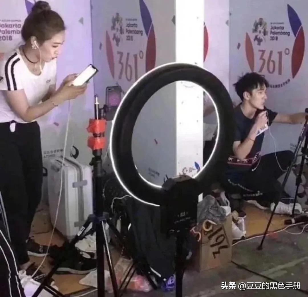 嫁给林依轮伴舞的薇娅：妈妈最庆幸的，是没有干涉我的婚姻休闲区蓝鸢梦想 - Www.slyday.coM