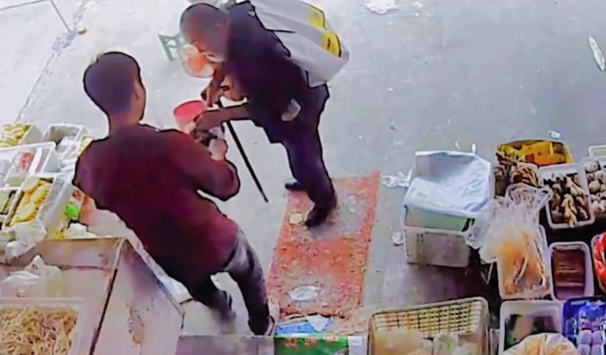 老人超市门前乞讨,5岁男孩主动打招呼喊“爷爷”,画面令人动容休闲区蓝鸢梦想 - Www.slyday.coM 老人超市门前乞讨,5岁男孩主动打招呼喊“爷爷”,画面令人动容休闲区蓝鸢梦想 - Www.slyday.coM