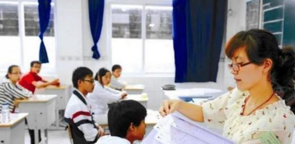 女老师在高铁上“改试卷”惹争议,作秀还是敬业?女老师作出回应休闲区蓝鸢梦想 - Www.slyday.coM