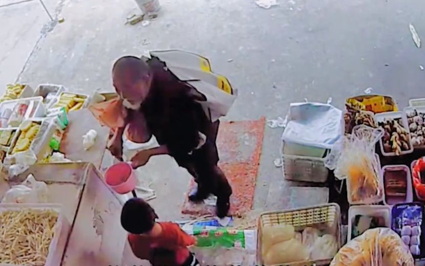 老人超市门前乞讨,5岁男孩主动打招呼喊“爷爷”,画面令人动容休闲区蓝鸢梦想 - Www.slyday.coM 老人超市门前乞讨,5岁男孩主动打招呼喊“爷爷”,画面令人动容休闲区蓝鸢梦想 - Www.slyday.coM