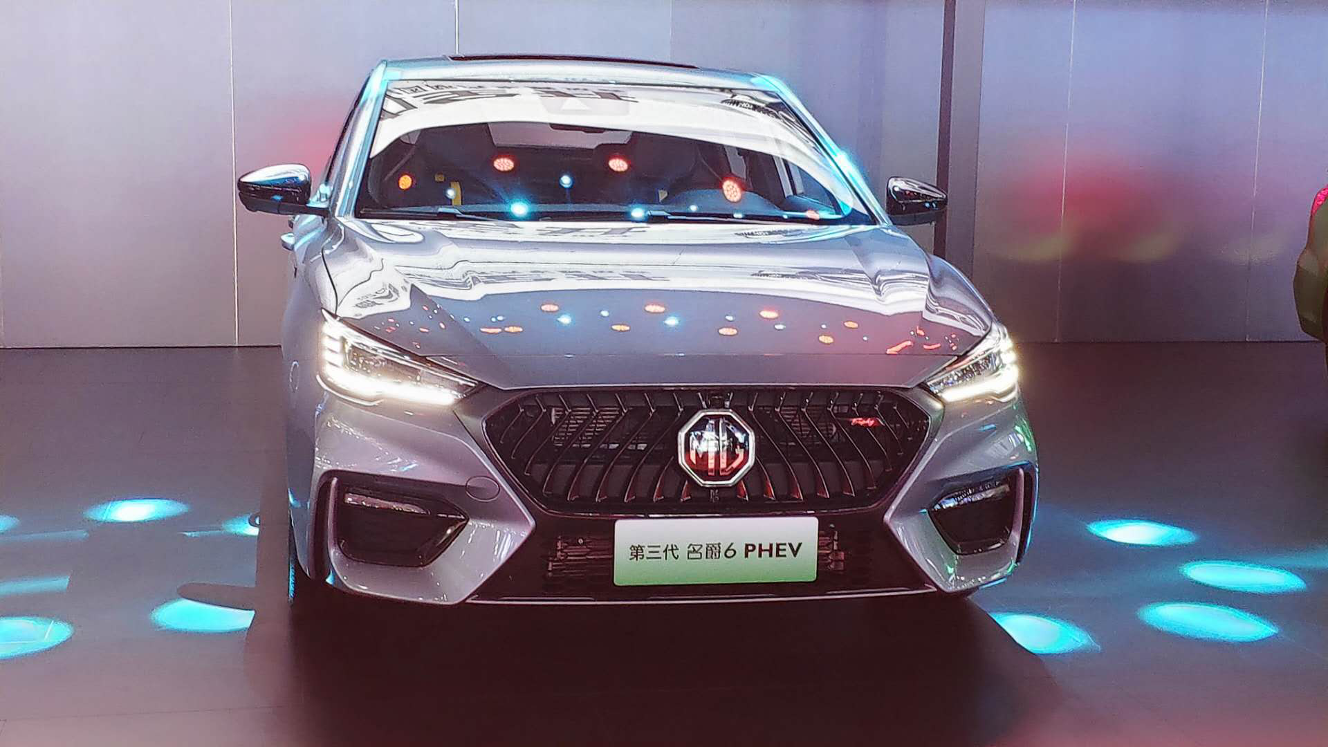 内饰方面,第三代名爵6也有着较大的变化,配备10.