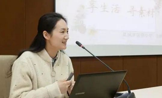 女老师在高铁上“改试卷”惹争议,作秀还是敬业?女老师作出回应休闲区蓝鸢梦想 - Www.slyday.coM