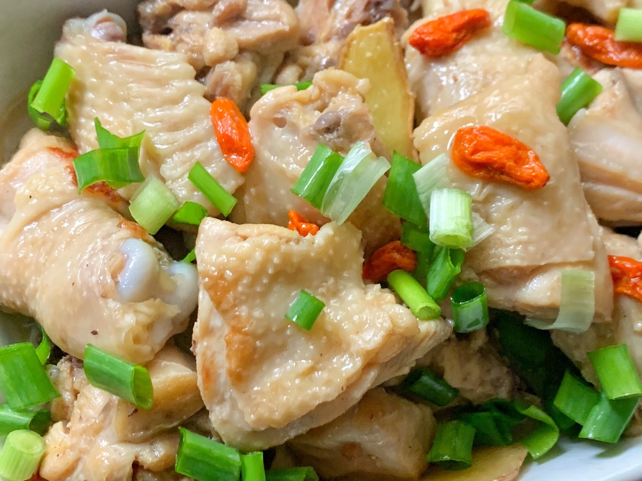 麻油鸡,鸡肉滑嫩,味道香浓,一周吃三次也不会腻,怎么也吃不够