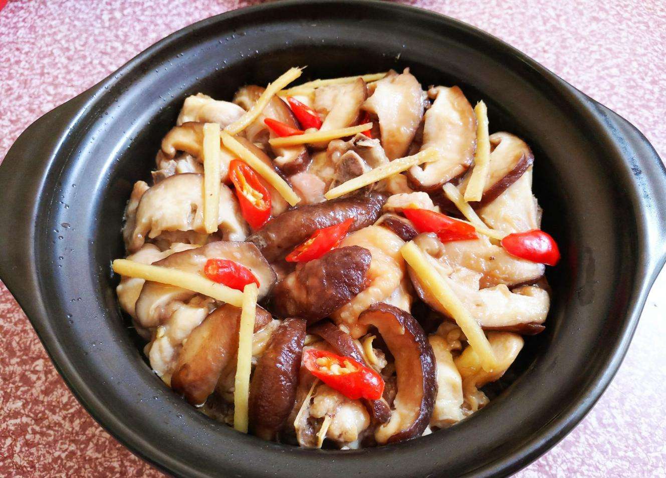 原来香菇滑鸡煲仔饭这样做味道更赞,解馋下饭,最后连汤汁都不剩
