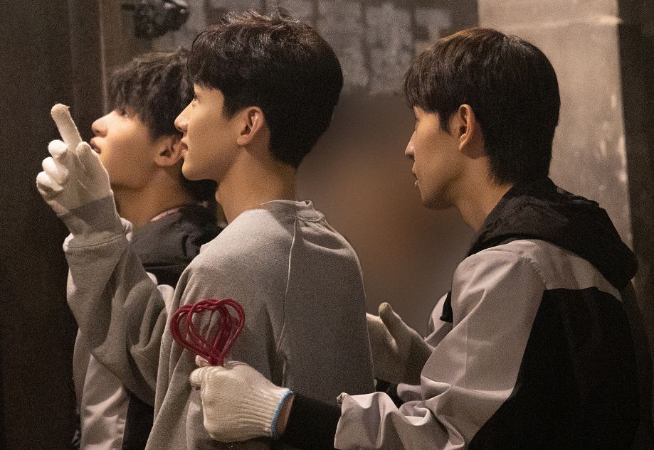 与邓伦对比明显,继鞋被踩后衣服也保不住了|密逃3|白敬亭|邓伦_欣浪