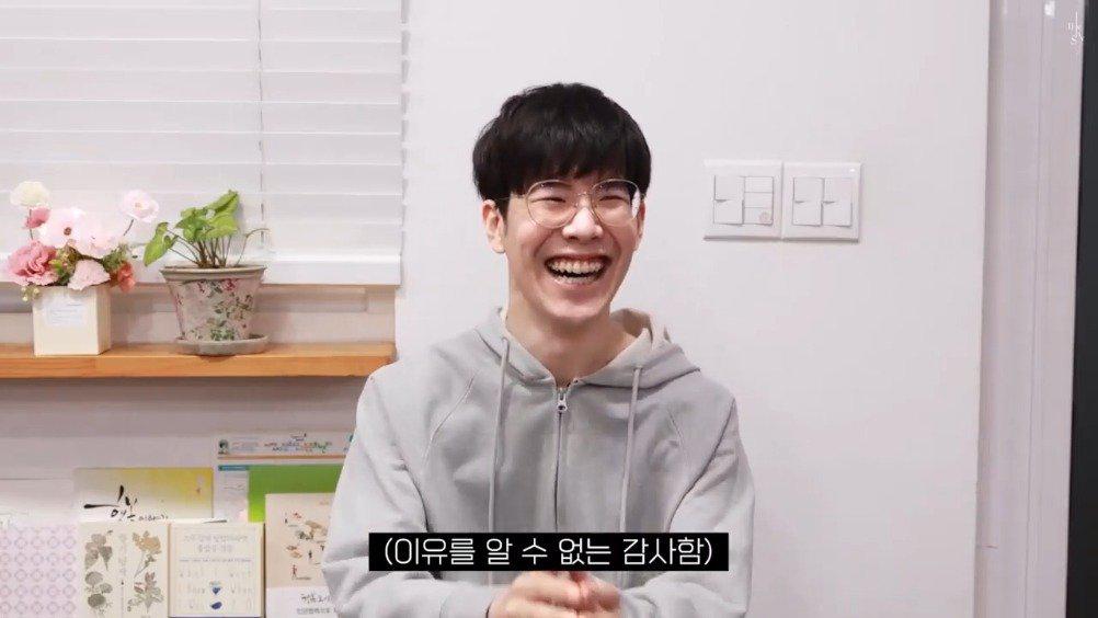 害羞对镜头笑弯腰的shy哥 可爱!