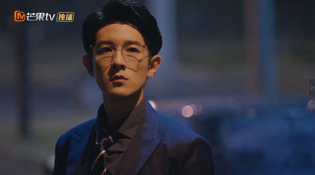 西装x 眼镜 = 帅炸了,季肖冰眼神杀鲨到我了