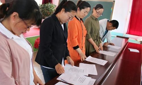 女老师在高铁上“改试卷”惹争议,作秀还是敬业?女老师作出回应休闲区蓝鸢梦想 - Www.slyday.coM