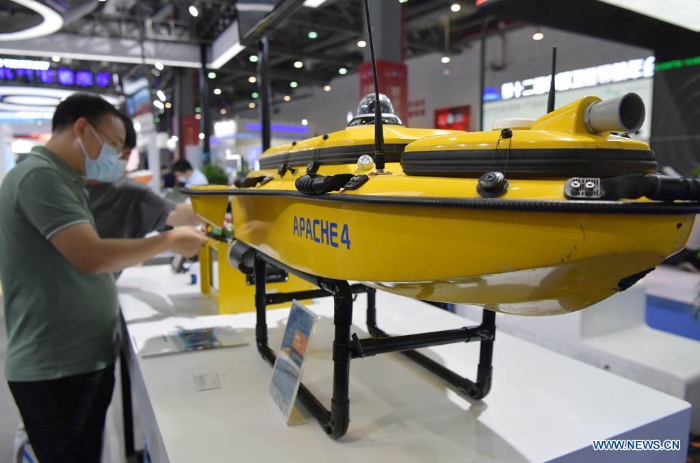 Visitors look at an unmanned boat during the 12th China Satellite Navigation Expo (CSNE) in Nanchang, capital of east China's Jiangxi Province, May 27, 2021. (Xinhua/Peng Zhaozhi)
