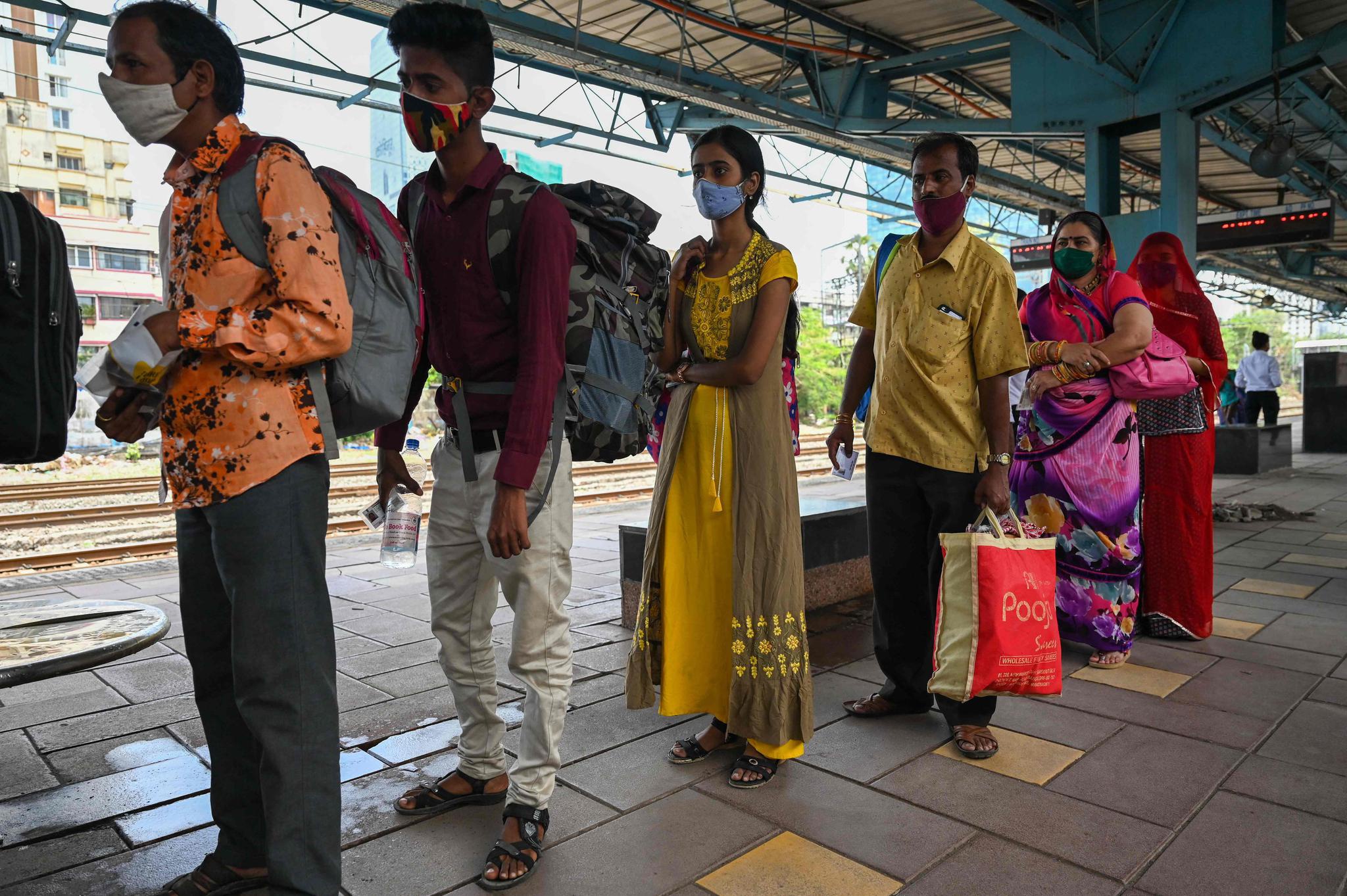 印度火车站开展新冠症状筛查