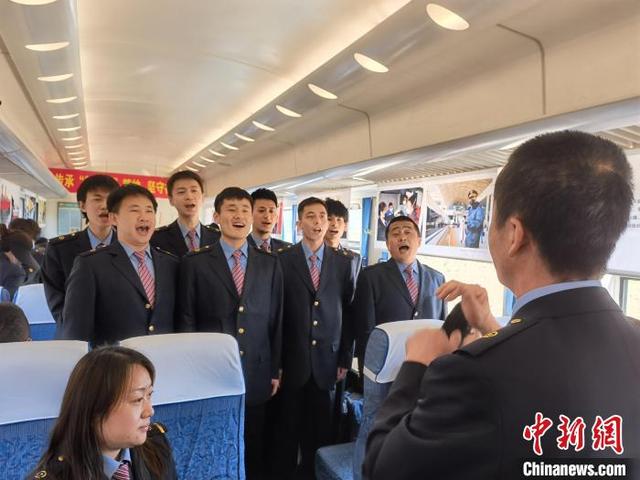 正文  西宁客运段列车长李磊说:"这趟红色主题列车最吸引我的是里面的