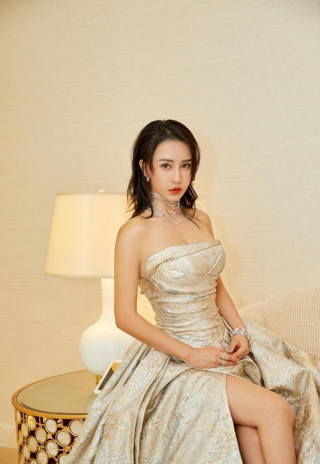 母其弥雅不光名字特别身材和衣品也了得抹胸上衣配长裤超洋气