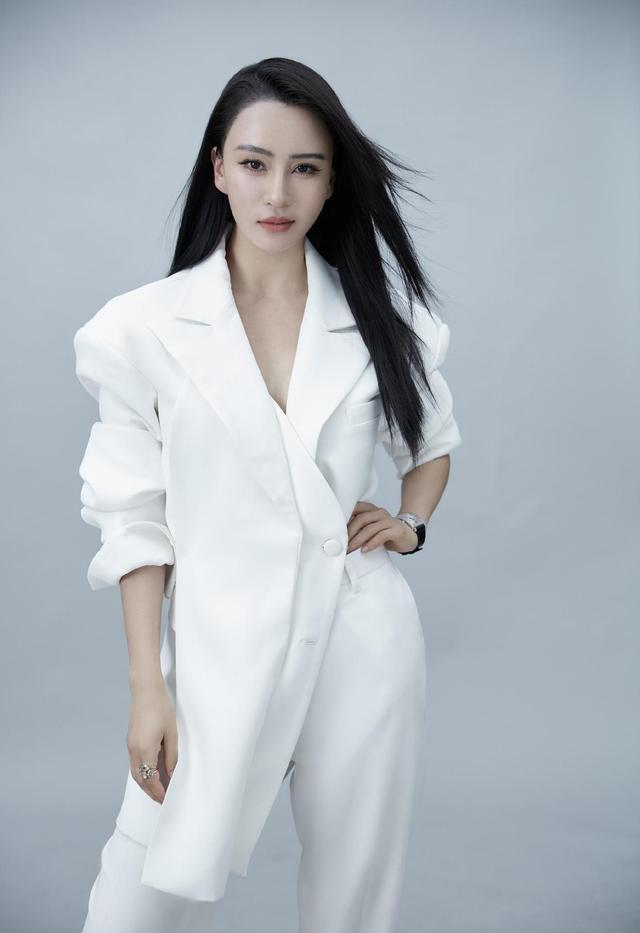 母其弥雅不光名字特别身材和衣品也了得抹胸上衣配长裤超洋气