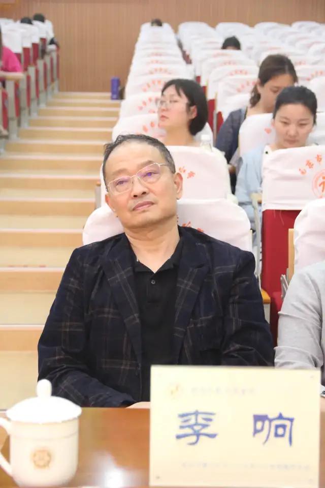 攀灯名师工作室的领衔人:江苏省特级教师,正高级教师,中华附小潘文彬