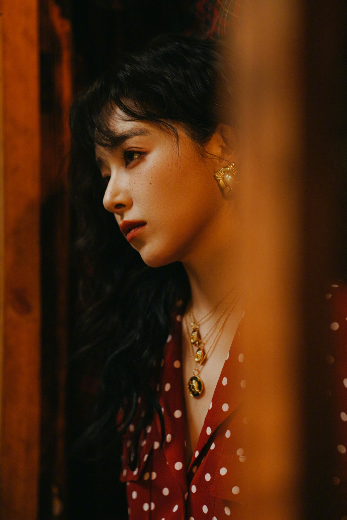 港风味十足阚清子晒复古泡泡发型大片气质迷人红唇吸睛