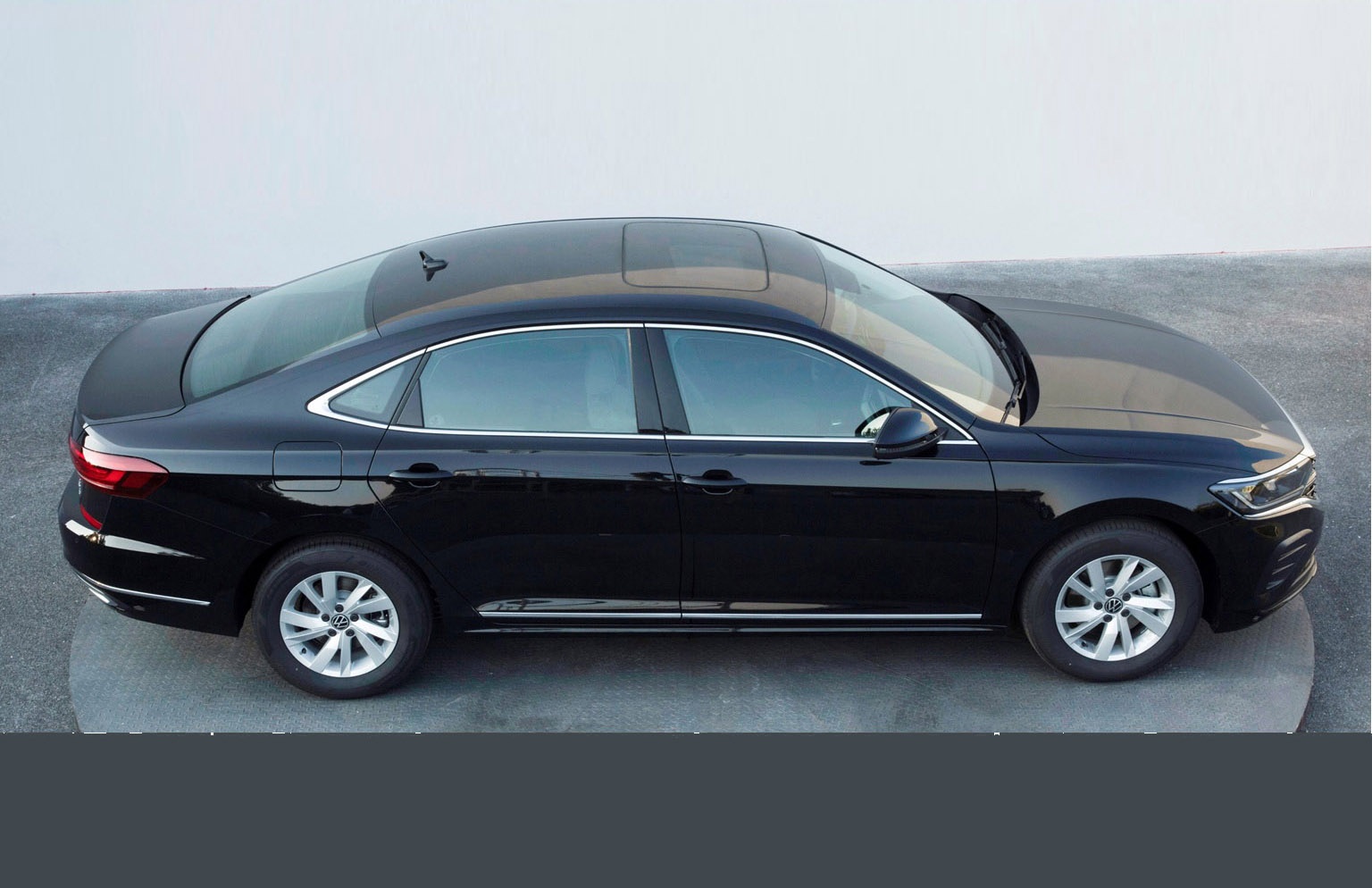 新款大众帕萨特14t车型曝光两种前脸风格车身再次加重