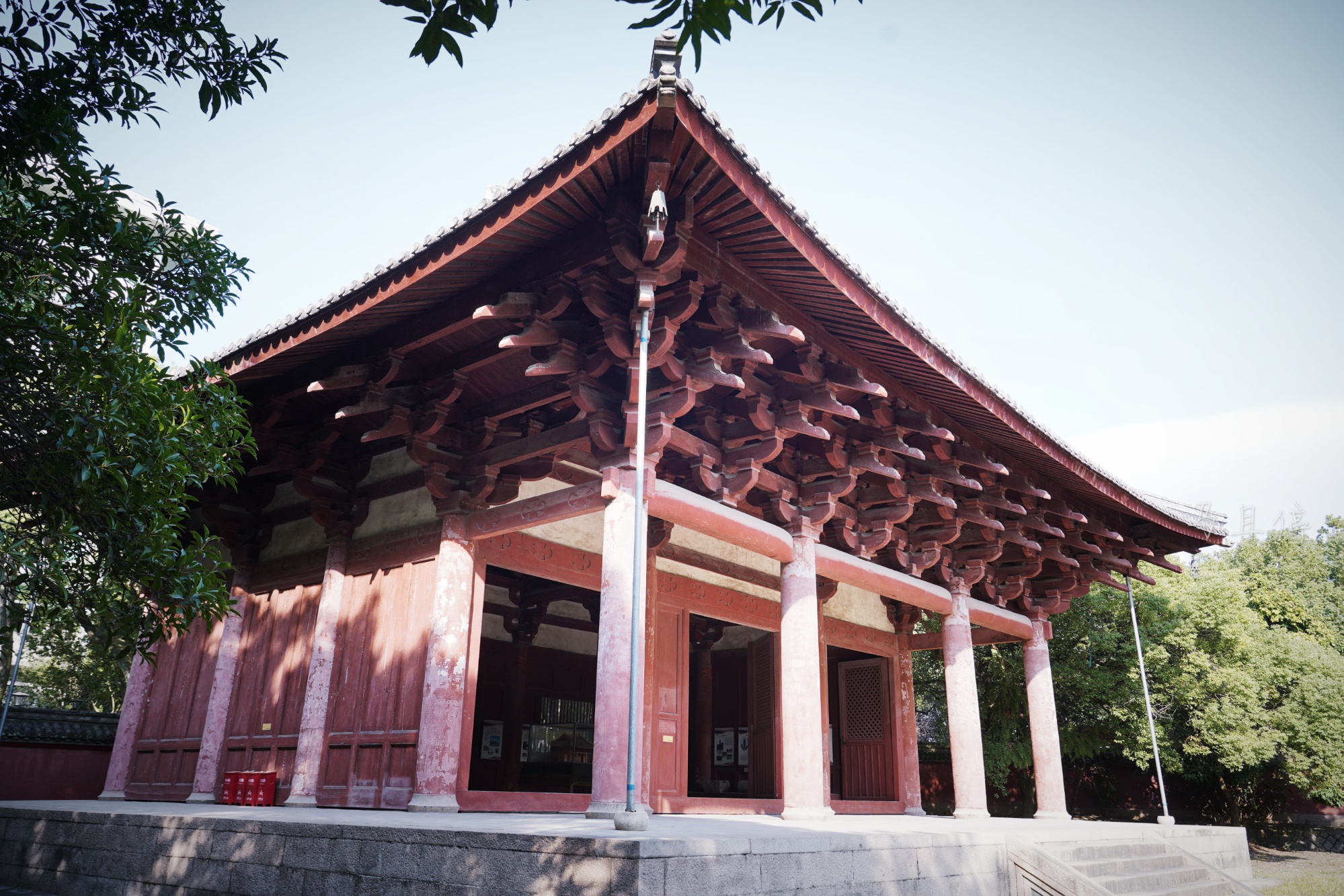 方式,用旧构建复原了华林寺,也就是如今我们看到的华林寺大殿以及山门