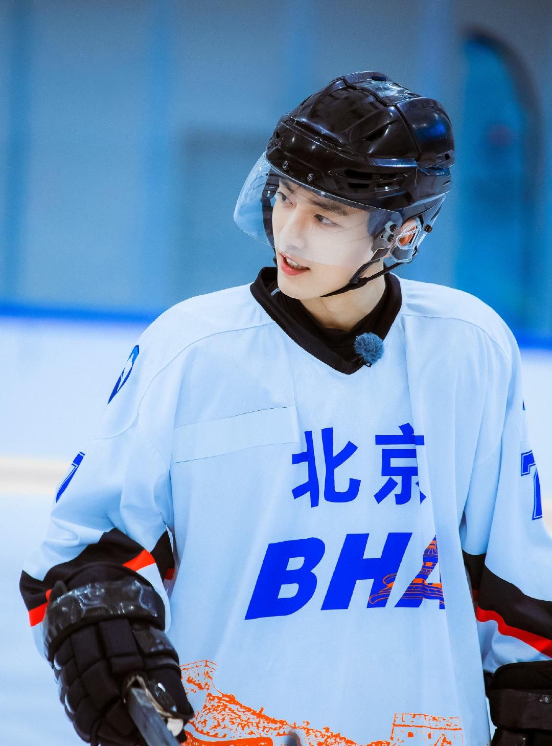 穿白色运动套装打冰球的姿势太帅了,被圈粉|肖战|运动套装|冰球_新浪