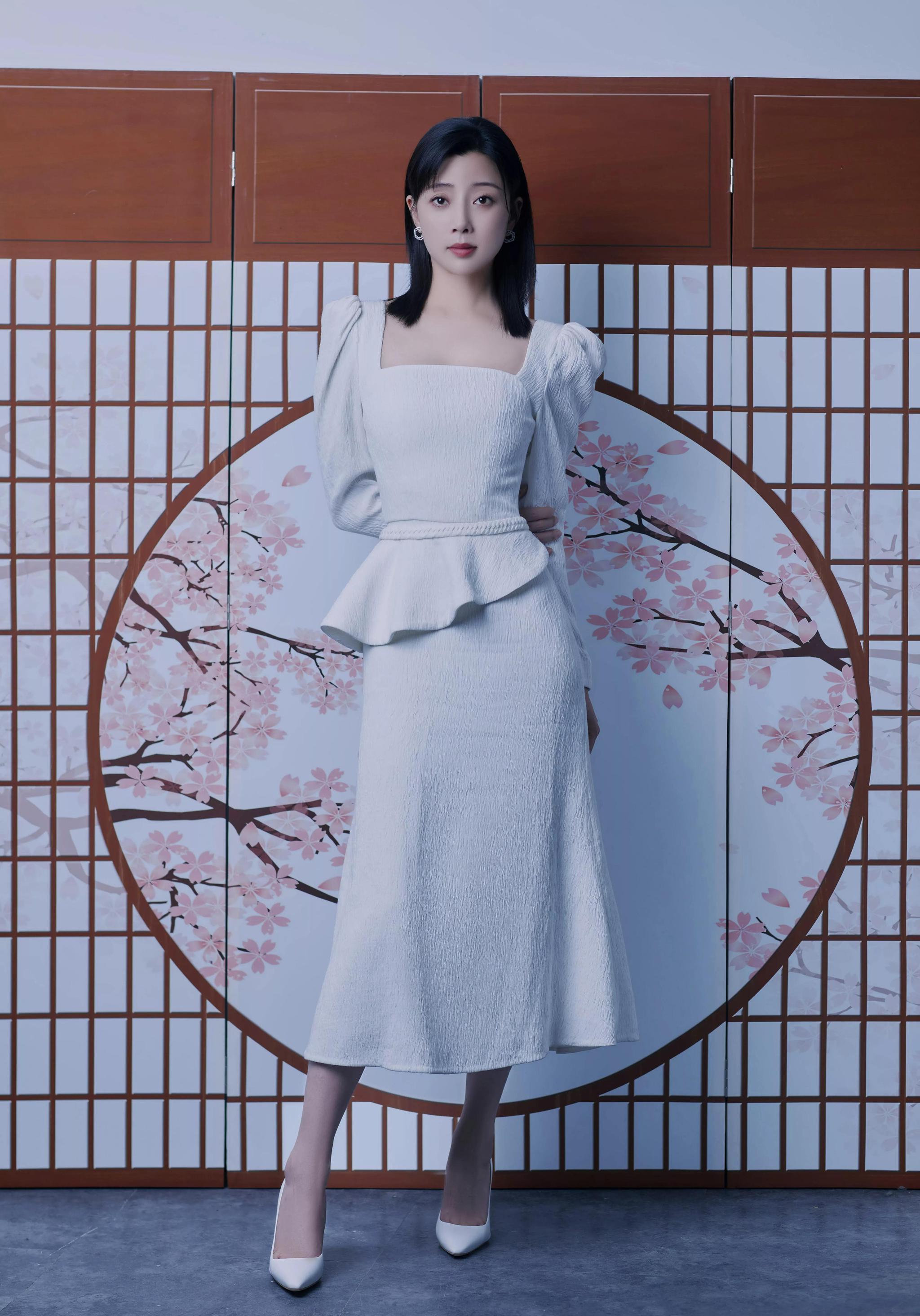 殷桃亮相阳光姐妹淘发布会一袭白裙典雅娴静温婉可人