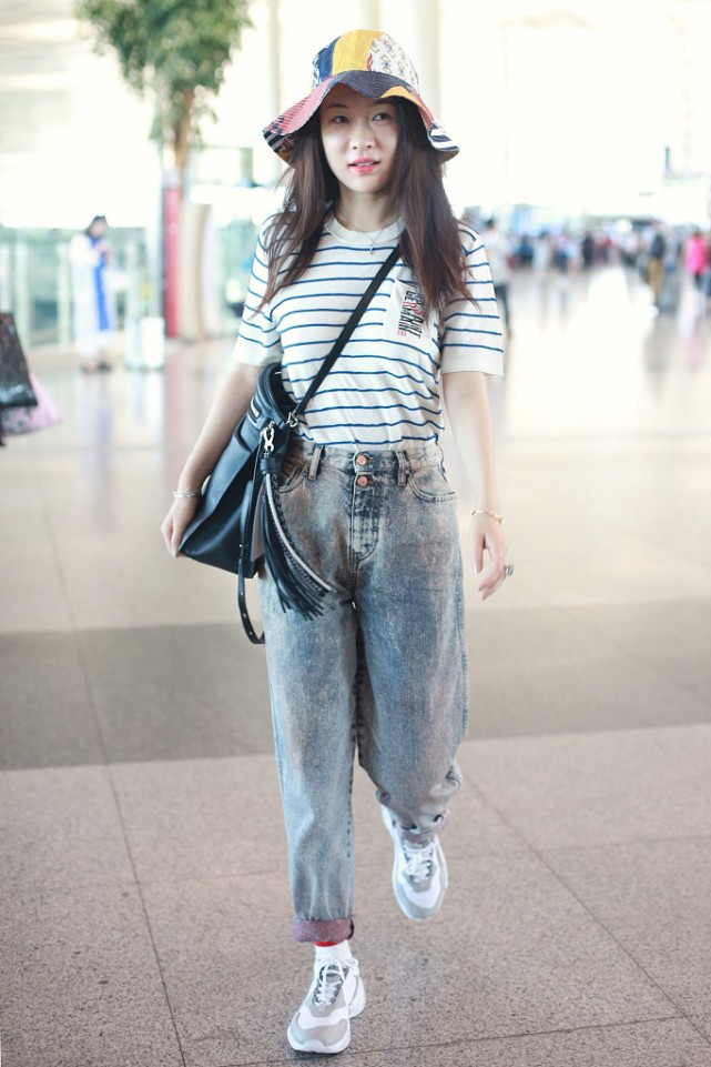 霍思燕真没明星架子,条纹t恤搭配牛仔裤简单日常,低调大气