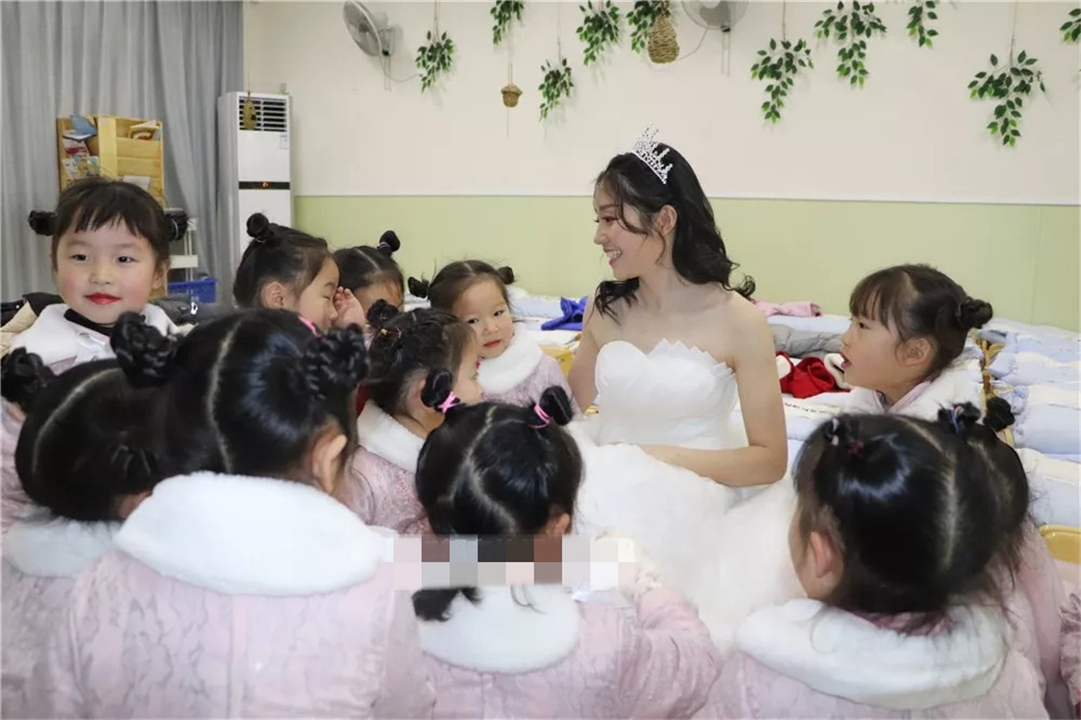 女老师把婚礼搬进幼儿园,男宝当伴郎,女宝当伴娘,网友:好有爱
