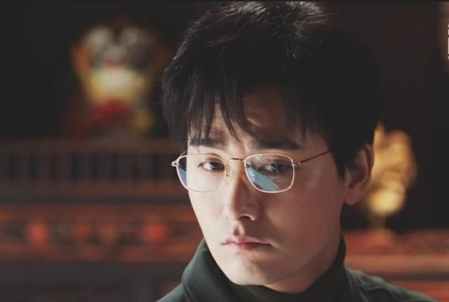 霍道夫是老九门的后人,可他却也是霍家一个不受重用的外戚,从他出生的