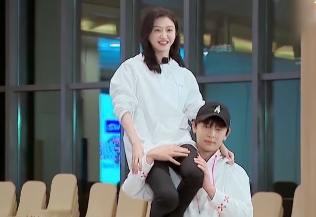 毫无重量,邓伦不费吹灰之力将她扛在肩头,男友力max