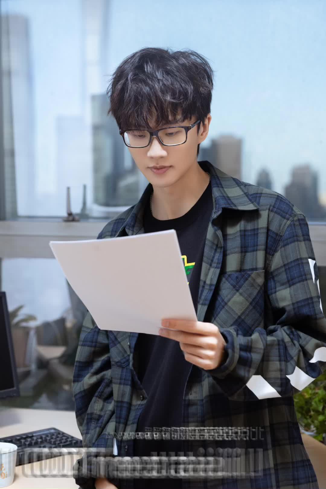 大家好我是许嵩我霸占了此台电脑下午茶时间你们在做些什么呀全天电台