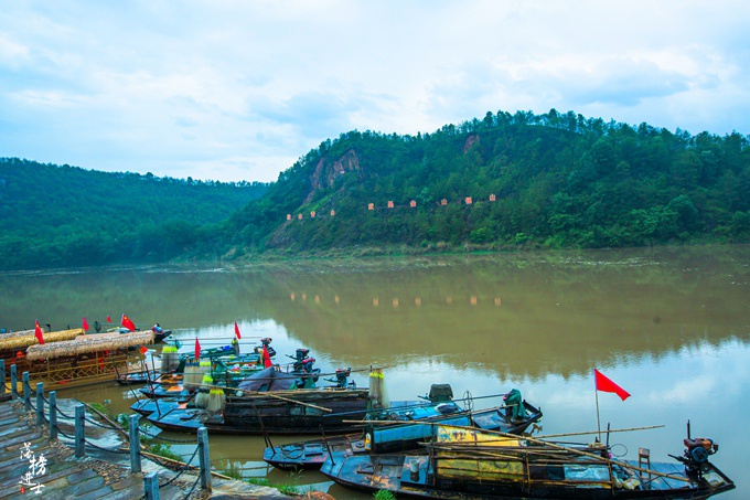于都岭背镇金溪村的黄金潭码头就是个"新建"的景点,靠着江,极