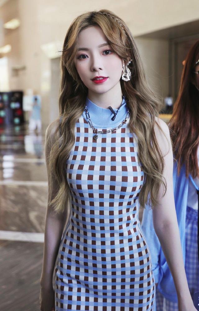 陈卓璇录新综艺路透穿改良旗袍蛮腰盈盈一握祥云裙摆抢镜