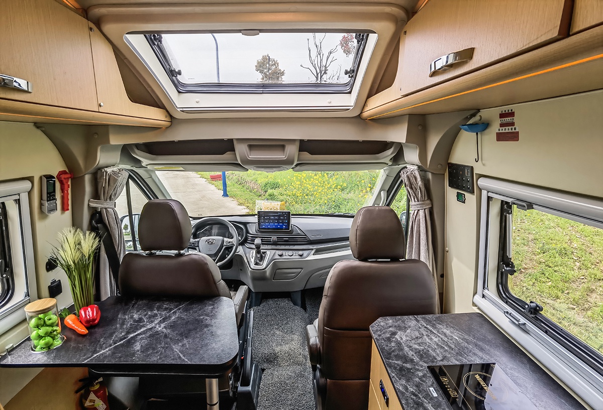 卫航新款大通v90 b型房车,从副驾上车,听说2人出行都选它