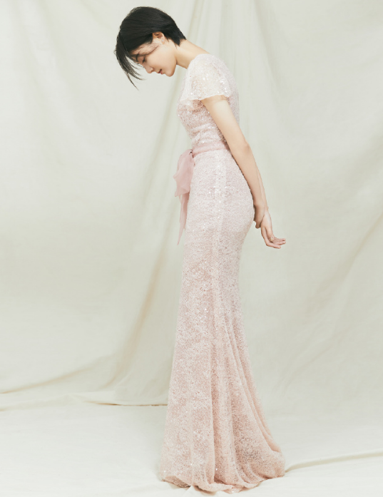 车晓瘦成"平板人"?穿蕾丝裙火辣露面,身材比例堪比超模