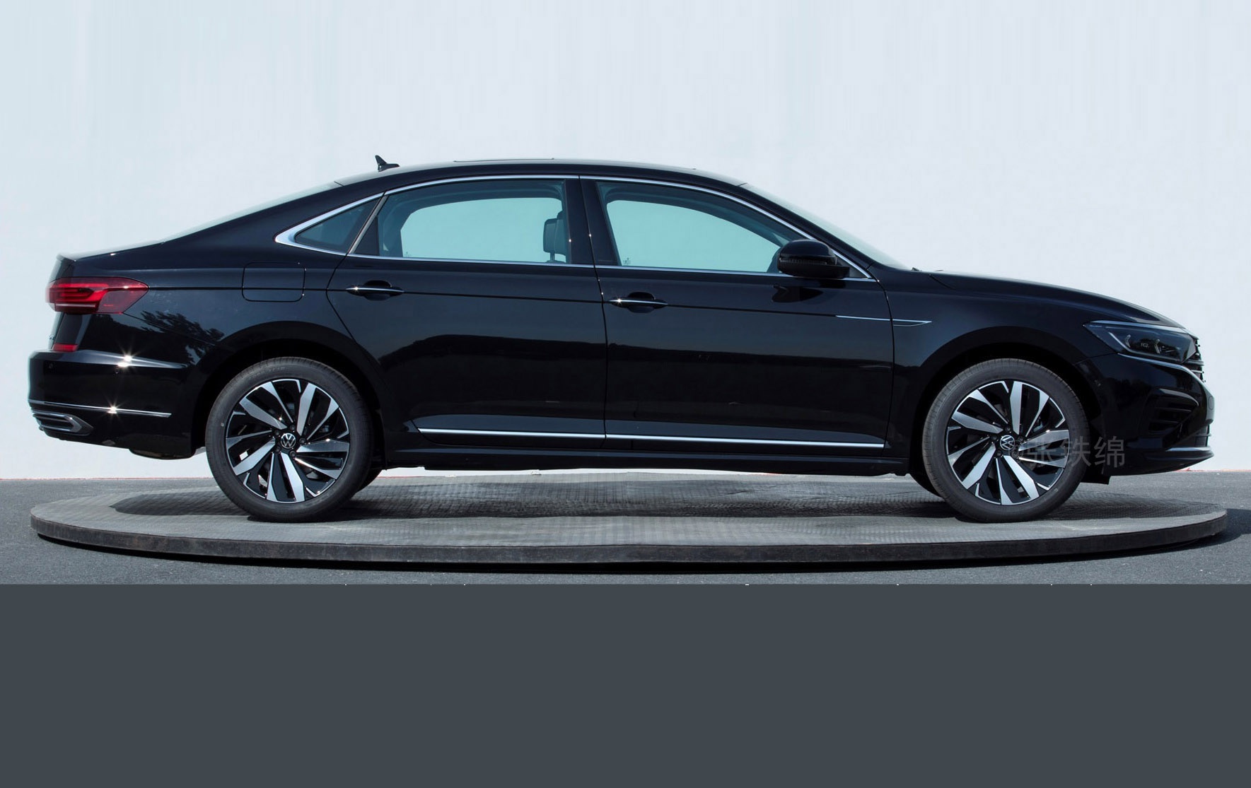 新款大众帕萨特14t车型曝光两种前脸风格车身再次加重