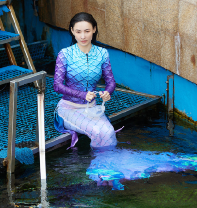 张柏芝首次尝试美人鱼造型看她下水秀的身材真不给00后留活路