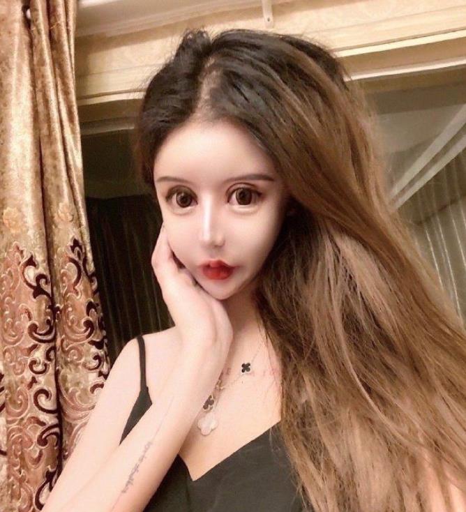 16岁网红学迪丽拉整成真人芭比整容60次花400万素颜把我看愣