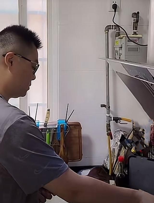 "错换人生28年最低调的当事人郭威,因工作原因没有社交平台账号,因此