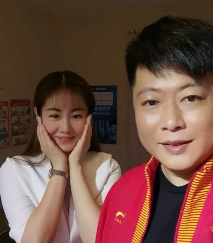 乡爱谢永强王小蒙同框猛夸对方真美笑得一脸宠网友直言真般配