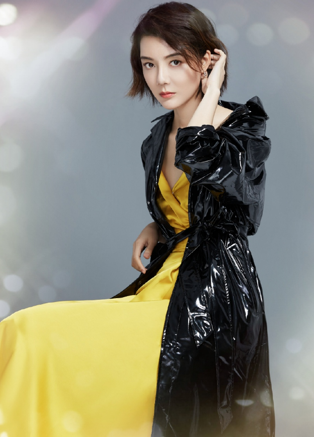 车晓瘦成"平板人"?穿蕾丝裙火辣露面,身材比例堪比超模