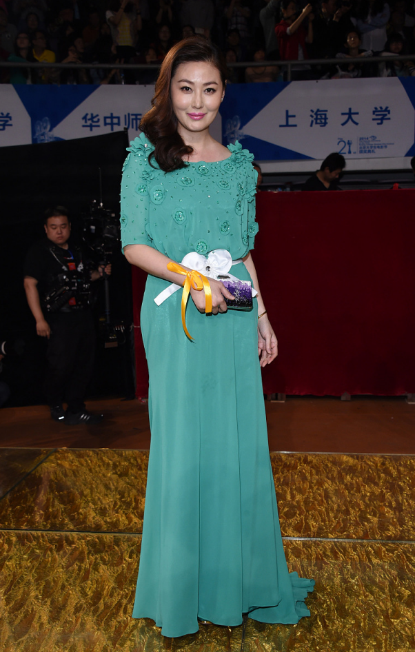 王思懿不愧是"最美潘金莲",快50了仍能驾驭绿裙,皮肤白皙真美