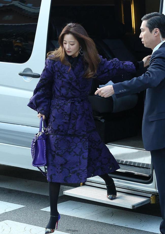 一袭黑色礼服高贵典雅,成熟端庄|金喜善|礼服|美眉_新浪新闻