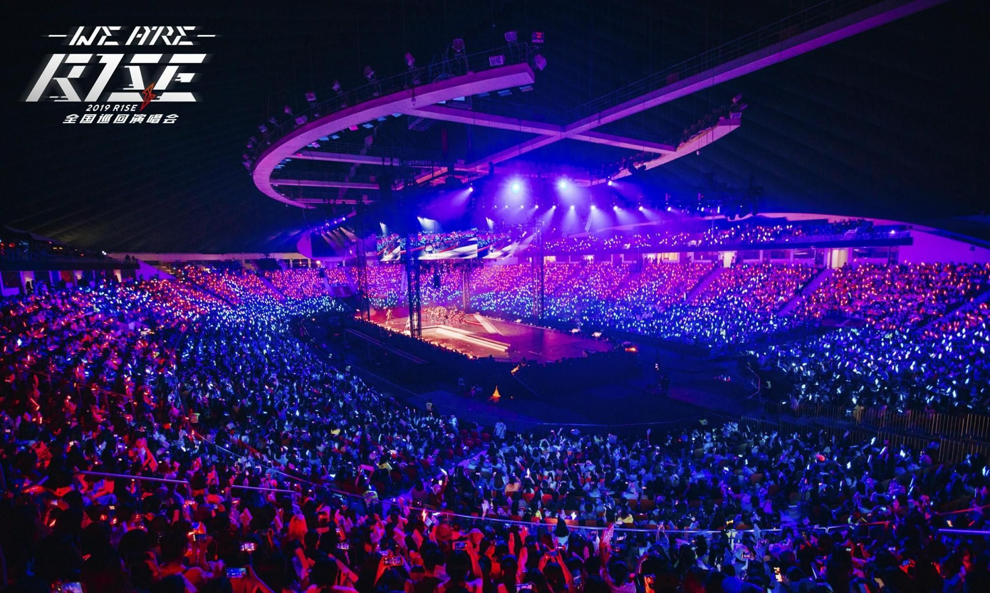 r1se的演唱会上,没有灯牌大战,也没有口号battle,只有属于团队的"闪电