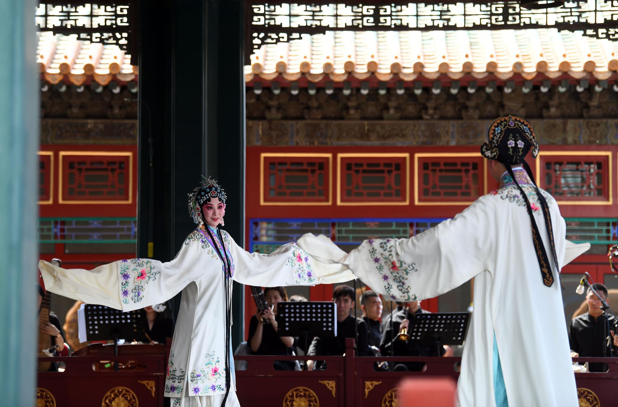 演员邵天帅(左),王琛在昆曲《牡丹亭》中分别饰演杜丽娘与柳梦梅(5月