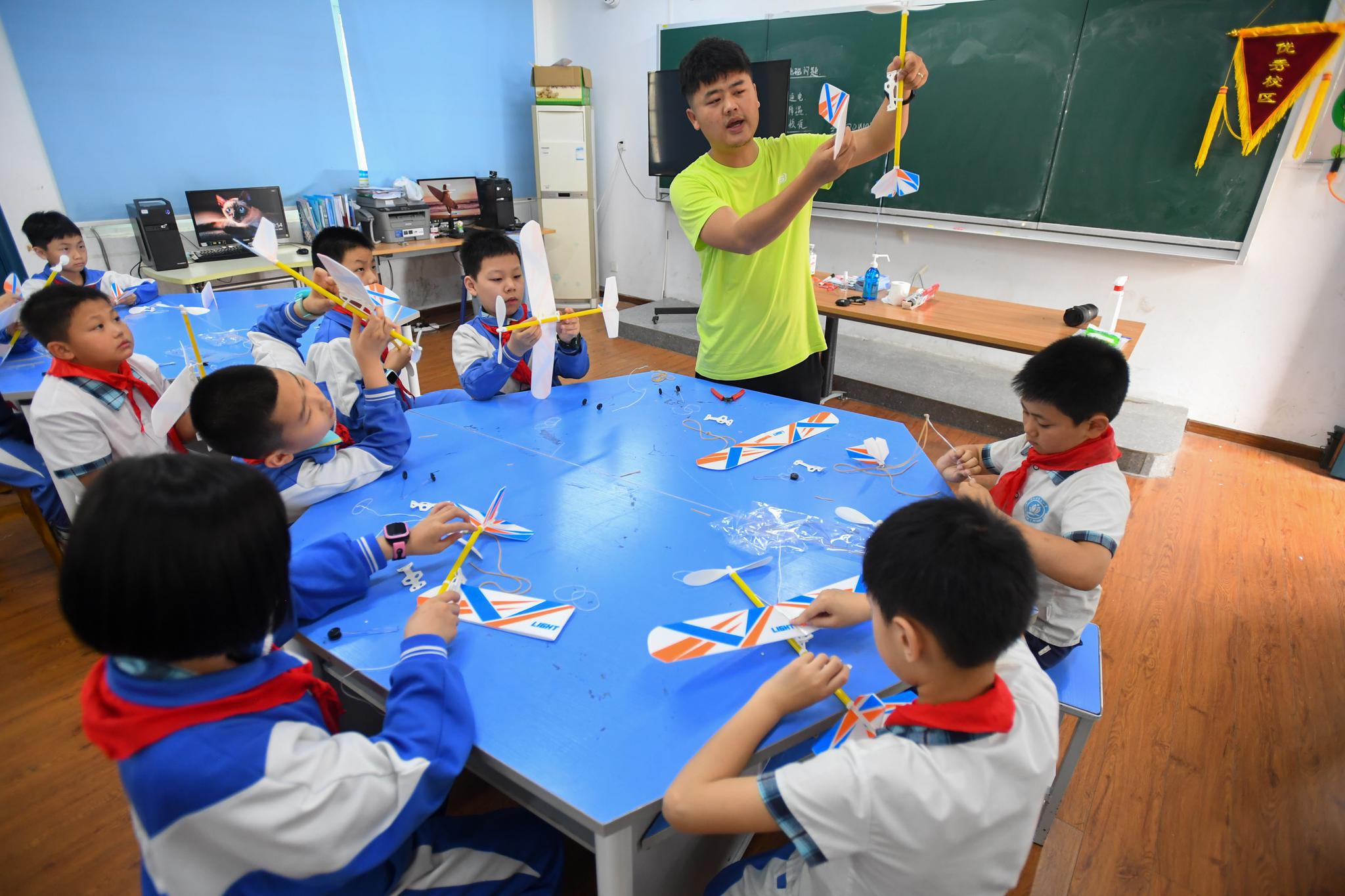 航模课堂点燃孩子"航天梦"