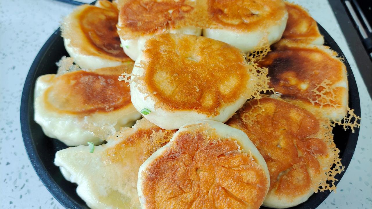 早市水煎包为啥那么好吃,原来诀窍都在这里,学会能开店了,简单