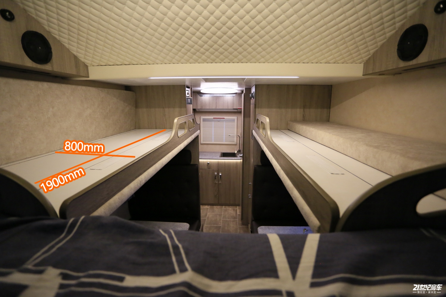 卡座上方的翻折单人床,尺寸为:1900×800mm,并且顶部空间非常充裕