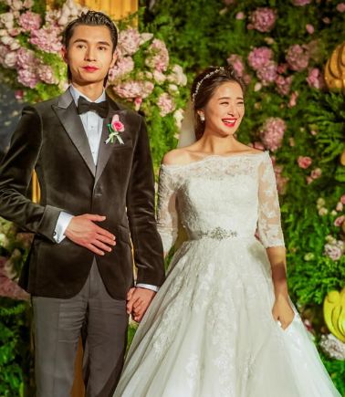 刘烨的老公并非圈内人,网传是一位经营房地产公司的富豪.