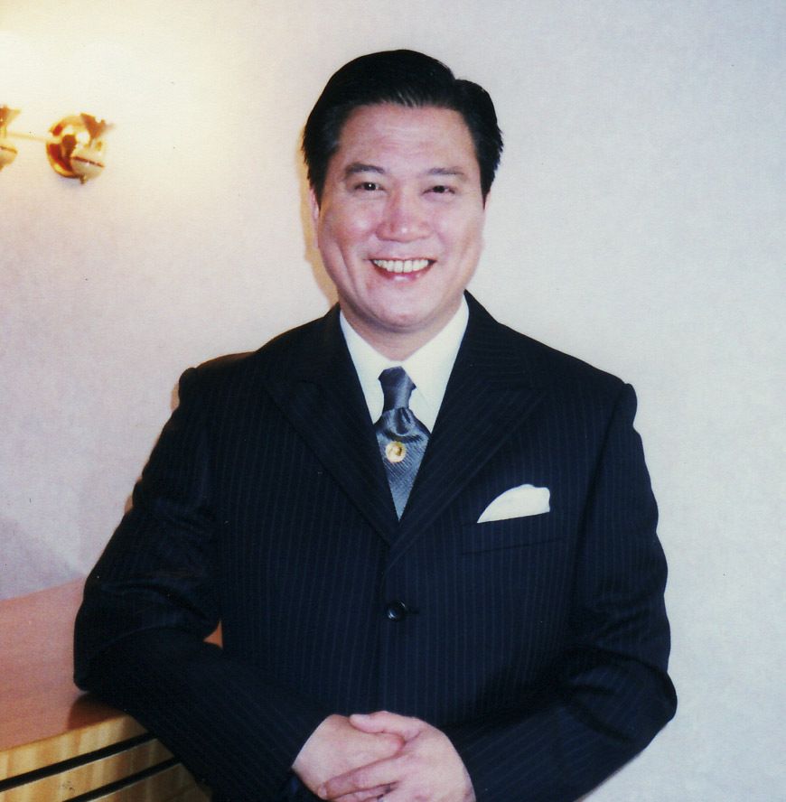 63岁影帝万梓良现身商演,获众人簇拥人气高,唱到破音很是敬业