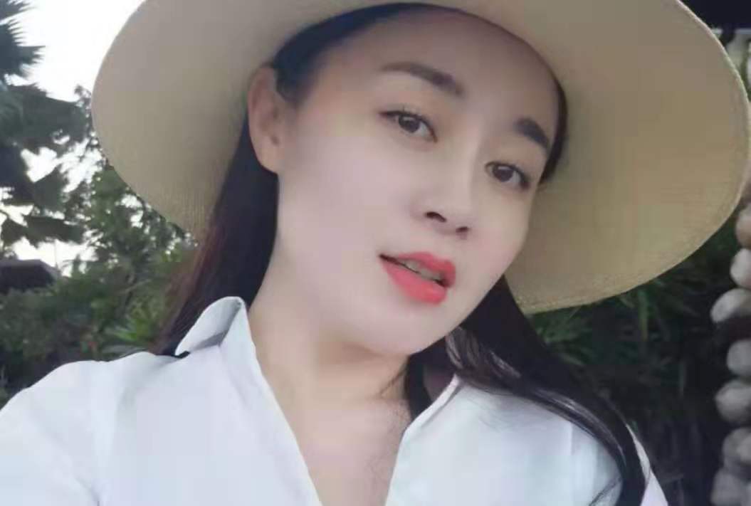 但是关婷娜并没有放弃这个好机会,为了让自己更符合人物形象,关婷娜靠