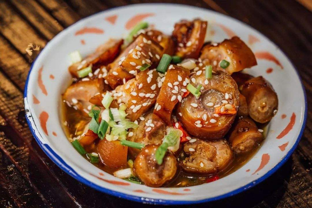 (2)香肠炒豆腐2,热锅烧油,下入葱段和香肠爆香,接着放入豆芽翻炒,再